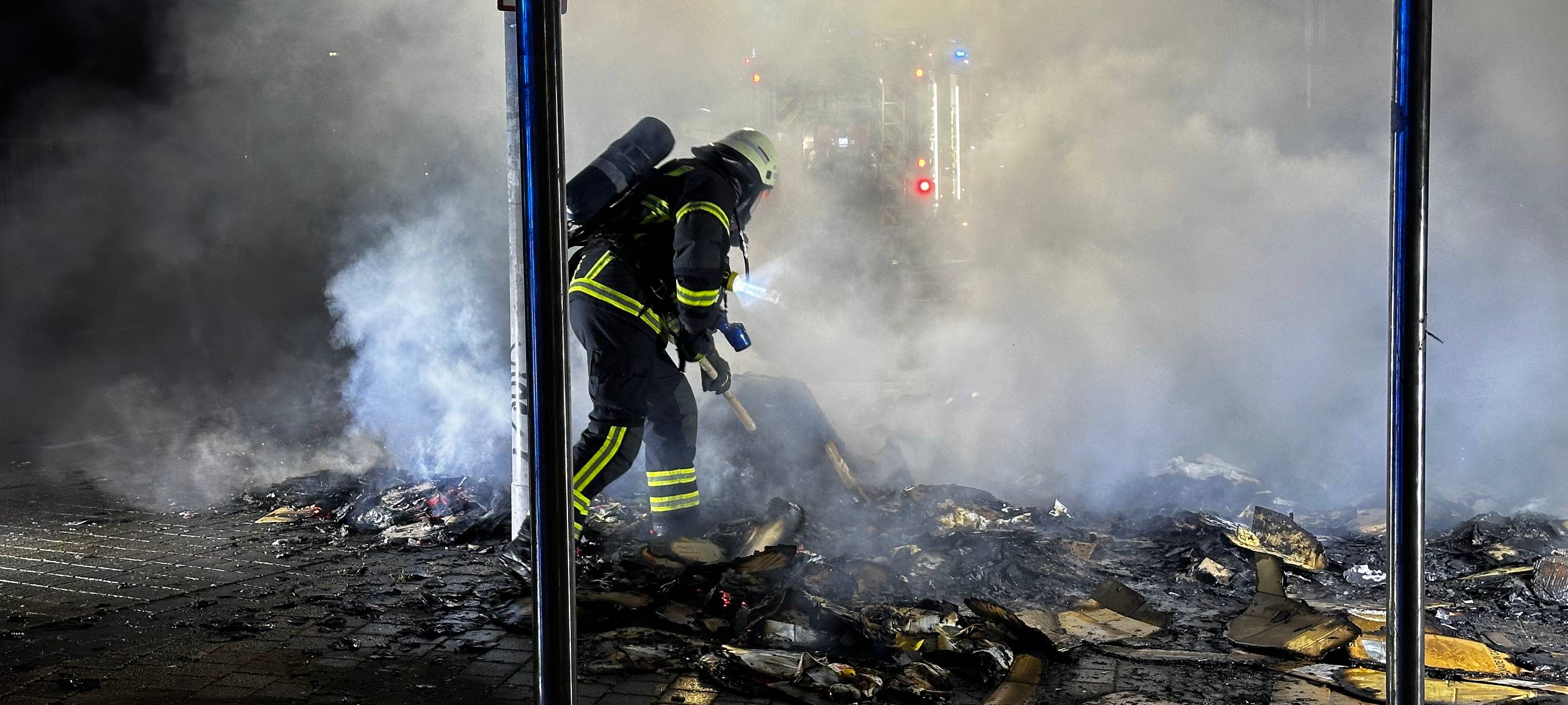 Die Feuerwehr musste einen brennenden Haufen Altpapier in Soest löschen.