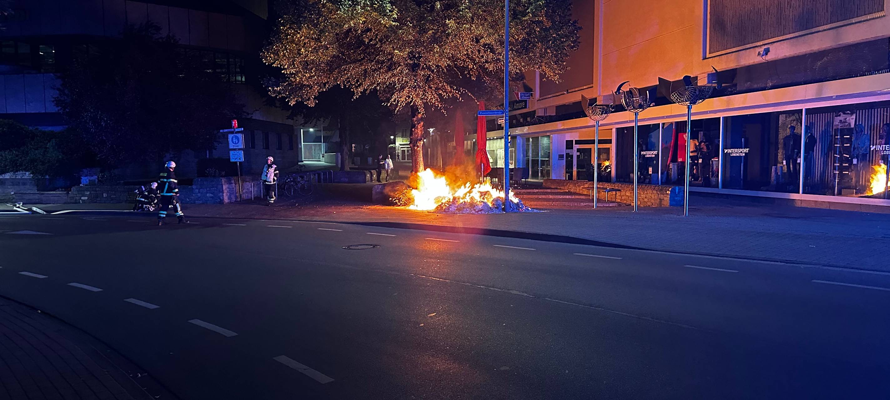 Die Feuerwehr musste einen brennenden Haufen Altpapier in Soest löschen.