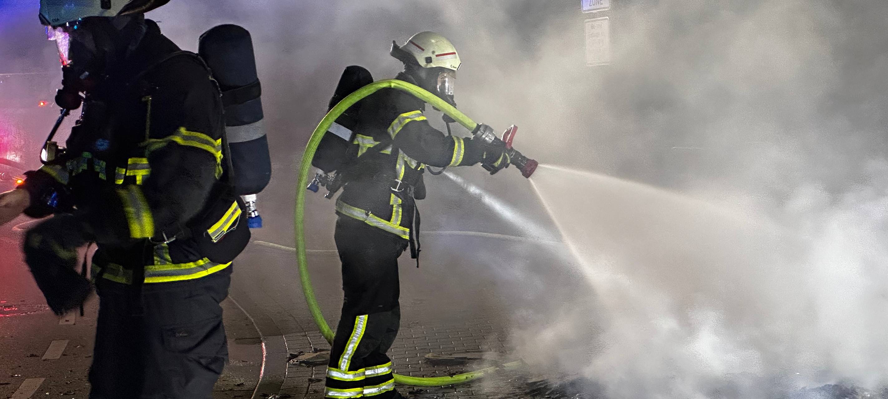 Die Feuerwehr musste einen brennenden Haufen Altpapier in Soest löschen.