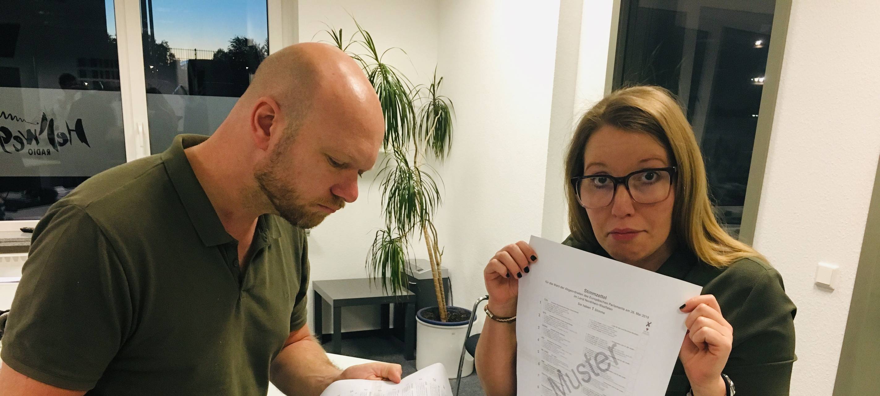 Auch André und Antonia gehen wählen.