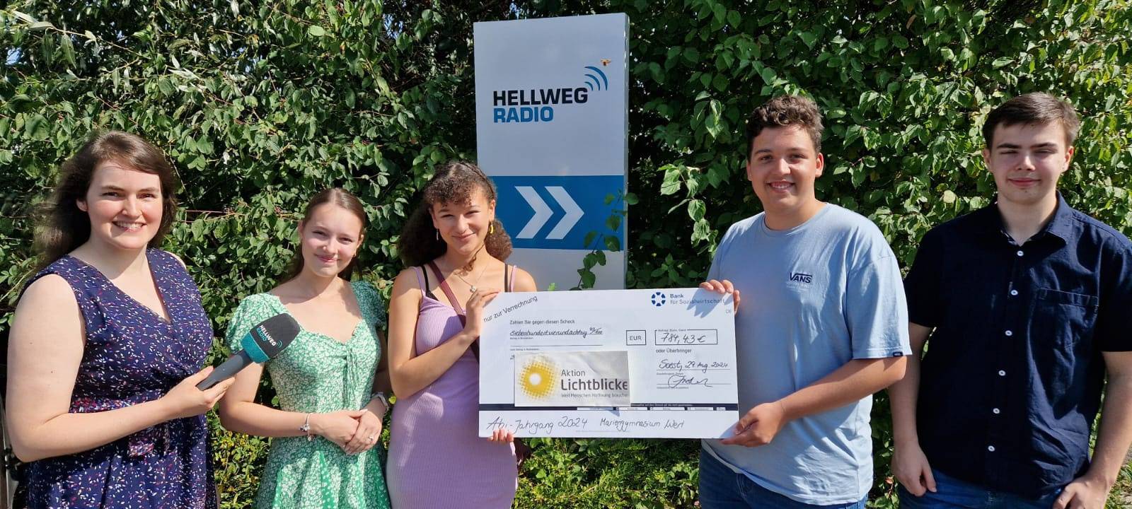 Abiturienten des Mariengymnasiums in Werl übergeben eine Scheck für unsere Aktion Lichtblicke.