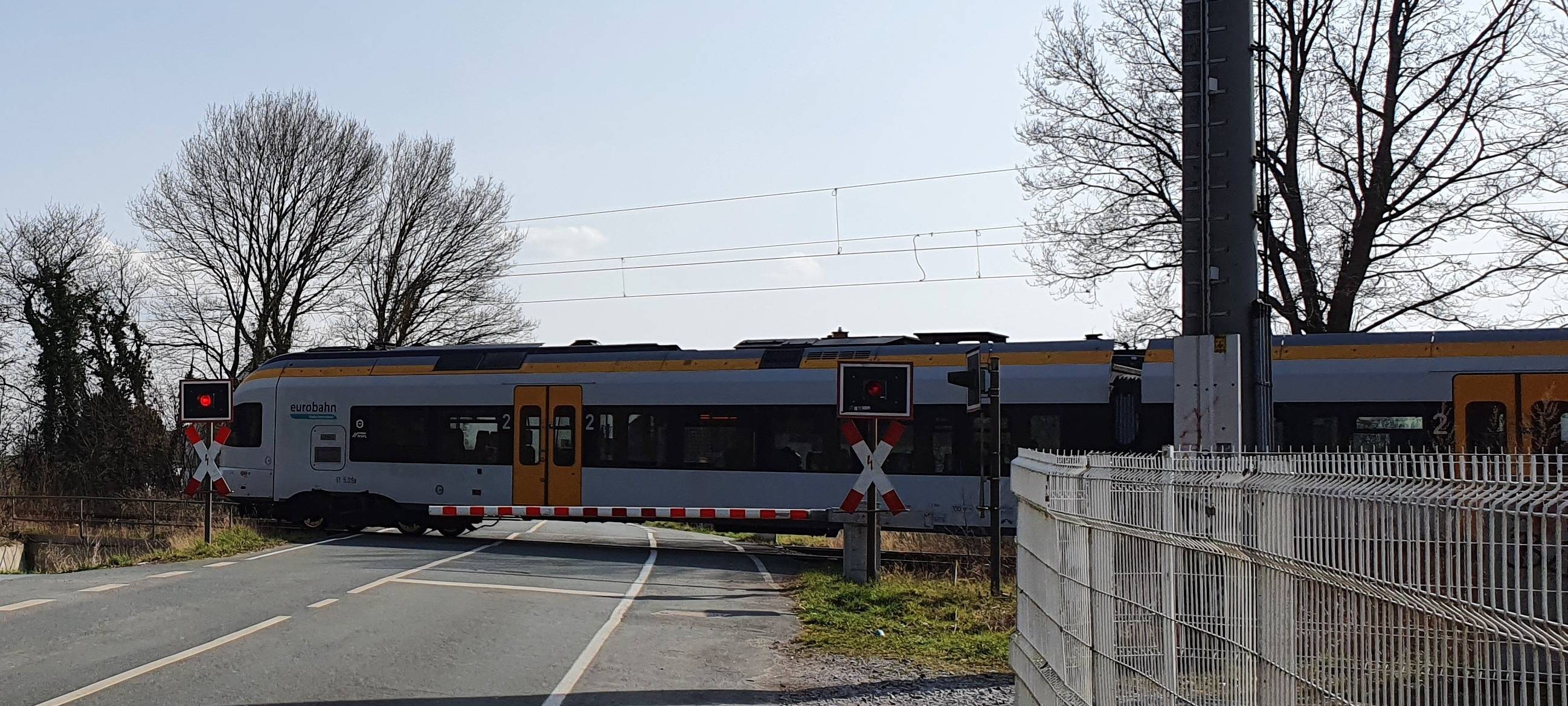 Ein Zug der Linie RB89 der Eurobahn fährt durch Welver.