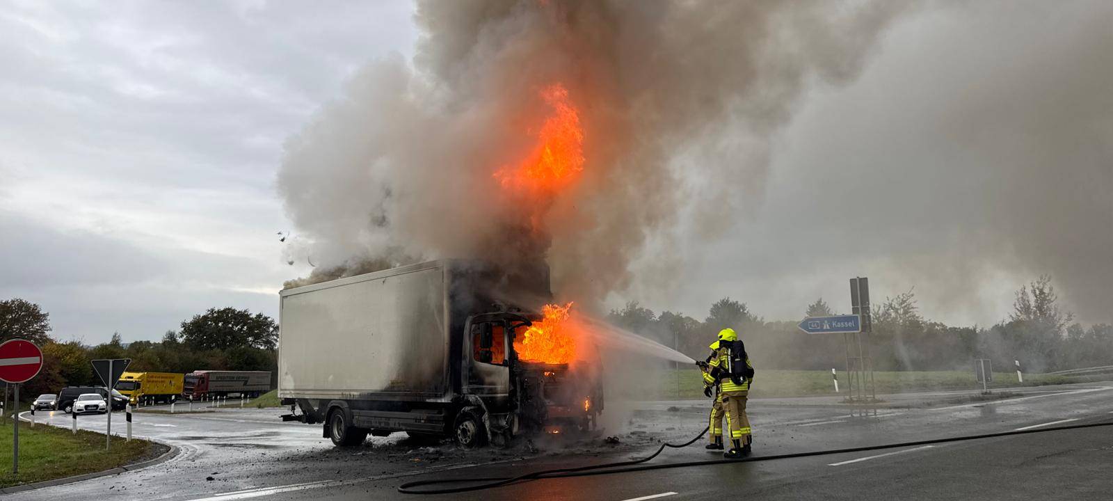 LKW fängt Feuer