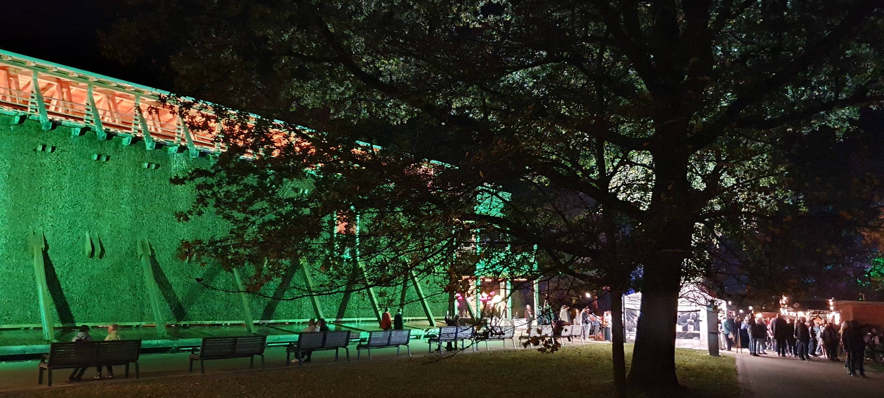 Das bunt beleuchtete Gradierwerk beim Lichtkunstevent "Licht an" im Rahmen des Winterfunkelns 2024 im Kurpark Bad Sassendorf.