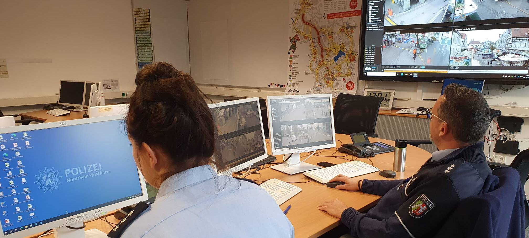 Die Allerheiligenkirmes in Soest wird videoüberwacht. Die Kameras sollen für mehr Sicherheit sorgen. Die Monitore dafür stehen im Rettungszentrum und werden dort ständig beobachtet.