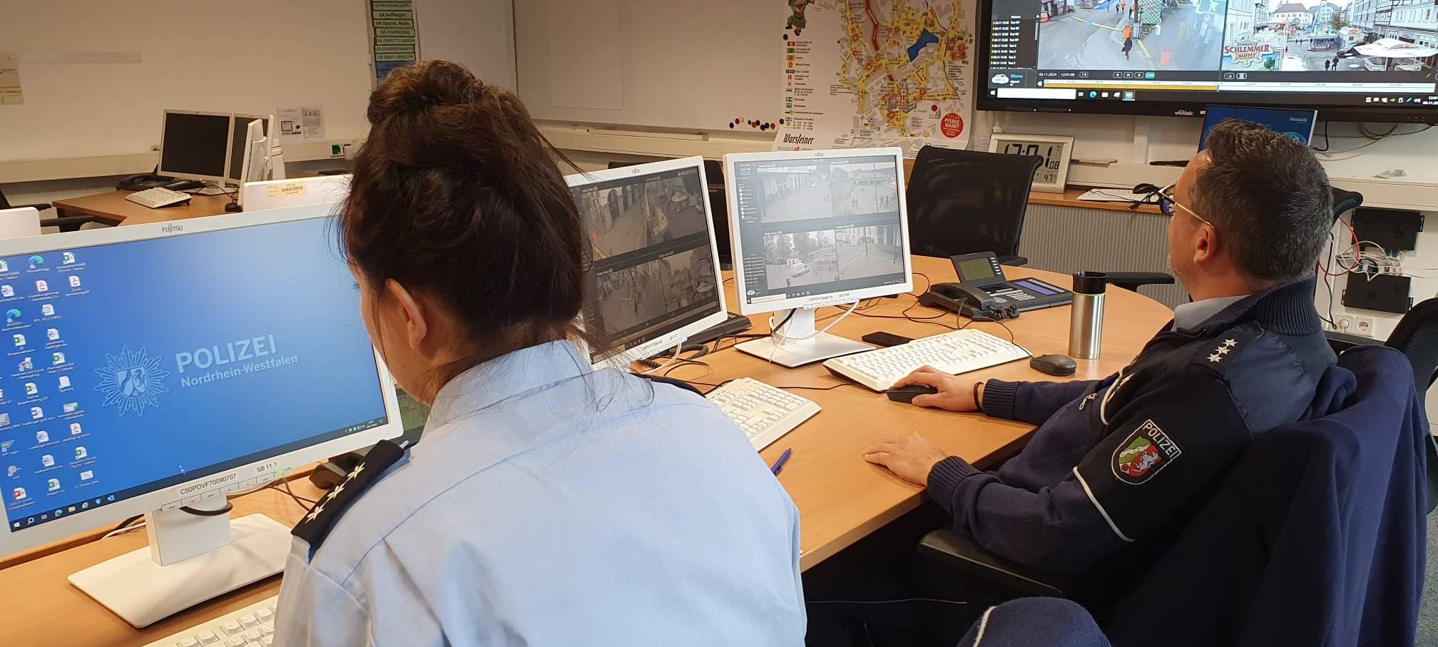 Die Allerheiligenkirmes in Soest wird videoüberwacht. Die Kameras sollen für mehr Sicherheit sorgen. Die Monitore dafür stehen im Rettungszentrum und werden dort ständig beobachtet.