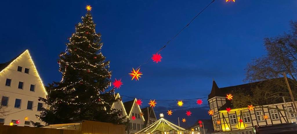 Der Weihnachtsbaum auf dem Marktplatz in Soest 2023.