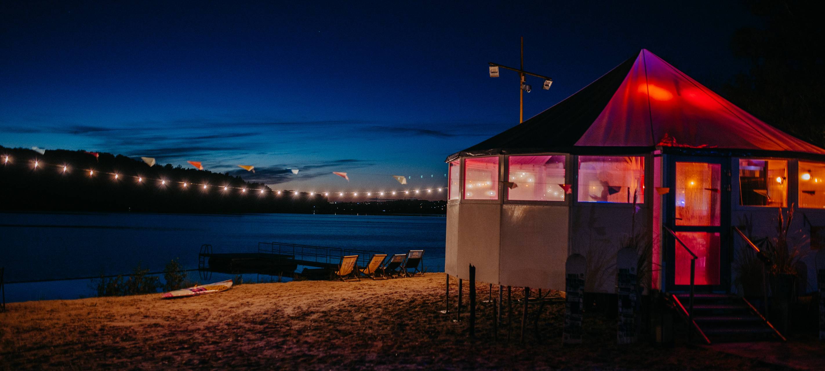Im Sand: Weihnachtsmarkt im "Uferlos" am Möhnesee startet