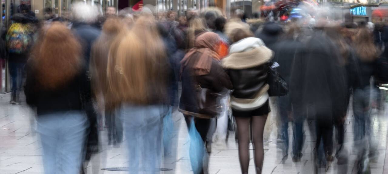 Menschen hasten über die Einkaufsstraße «Zeil». Im Vorweihnachtsgeschäft verbuchen viele Einzelhändler noch einmal ein Umsatzplus.