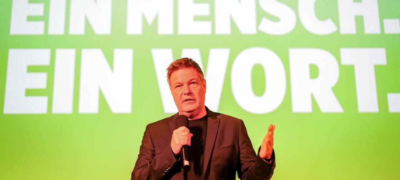 Grüne-Spitzenkandidat Robert Habeck steht vor dem Slogan "Ein Mensch, Ein Wort".