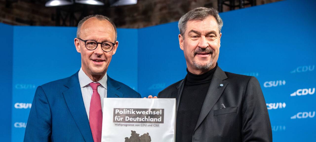 Friedrich Merz (l), CDU-Bundesvorsitzender und CDU/CSU-Fraktionsvorsitzender im Bundestag, steht neben Markus Söder, (CSU), Ministerpräsident von Bayern und CSU-Vorsitzender.