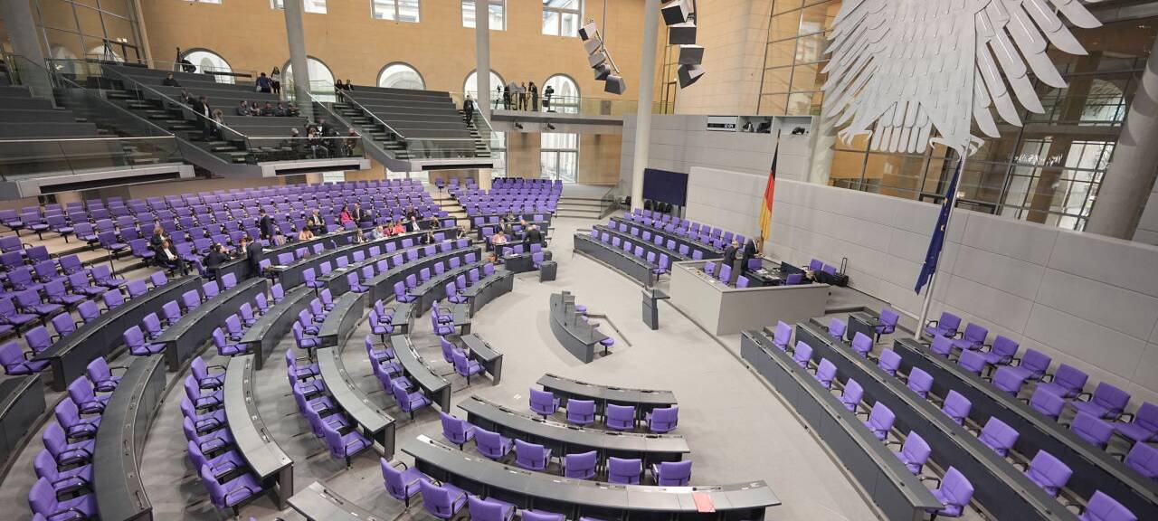 Der Plenarsaal des Bundestages im Reichstagsgebäude