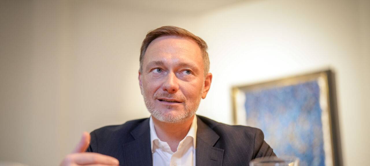 Christian Lindner, Parteivorsitzender der FDP, spricht in einem Interview mit Journalisten der Deutschen Presse-Agentur (dpa).