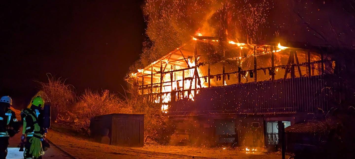 Tragischer Brand auf Bauernhof in Warstein: 20 Rinder tot