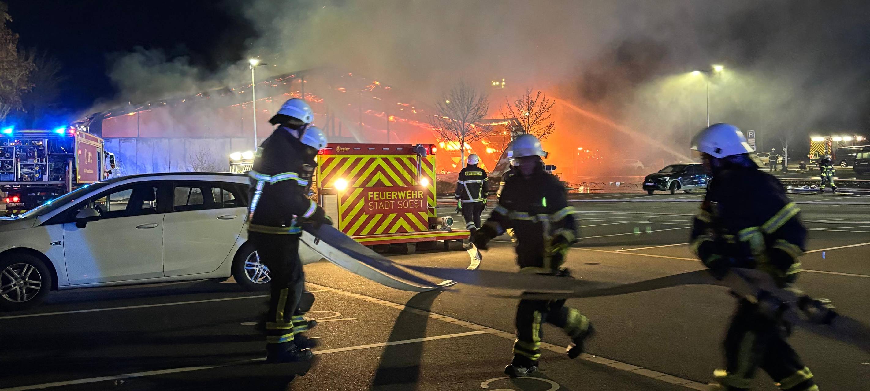 Großbrand der Tennishalle am Dasselwall in Soest