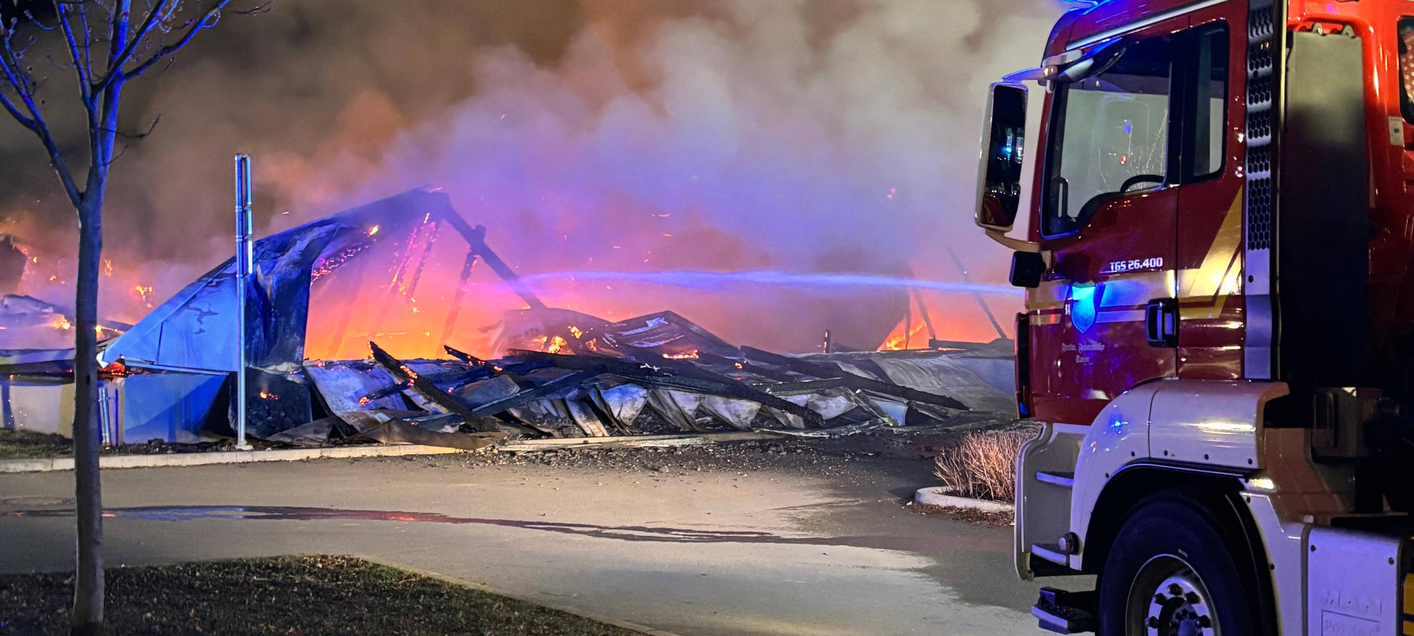 Großbrand der Tennishalle am Dasselwall in Soest