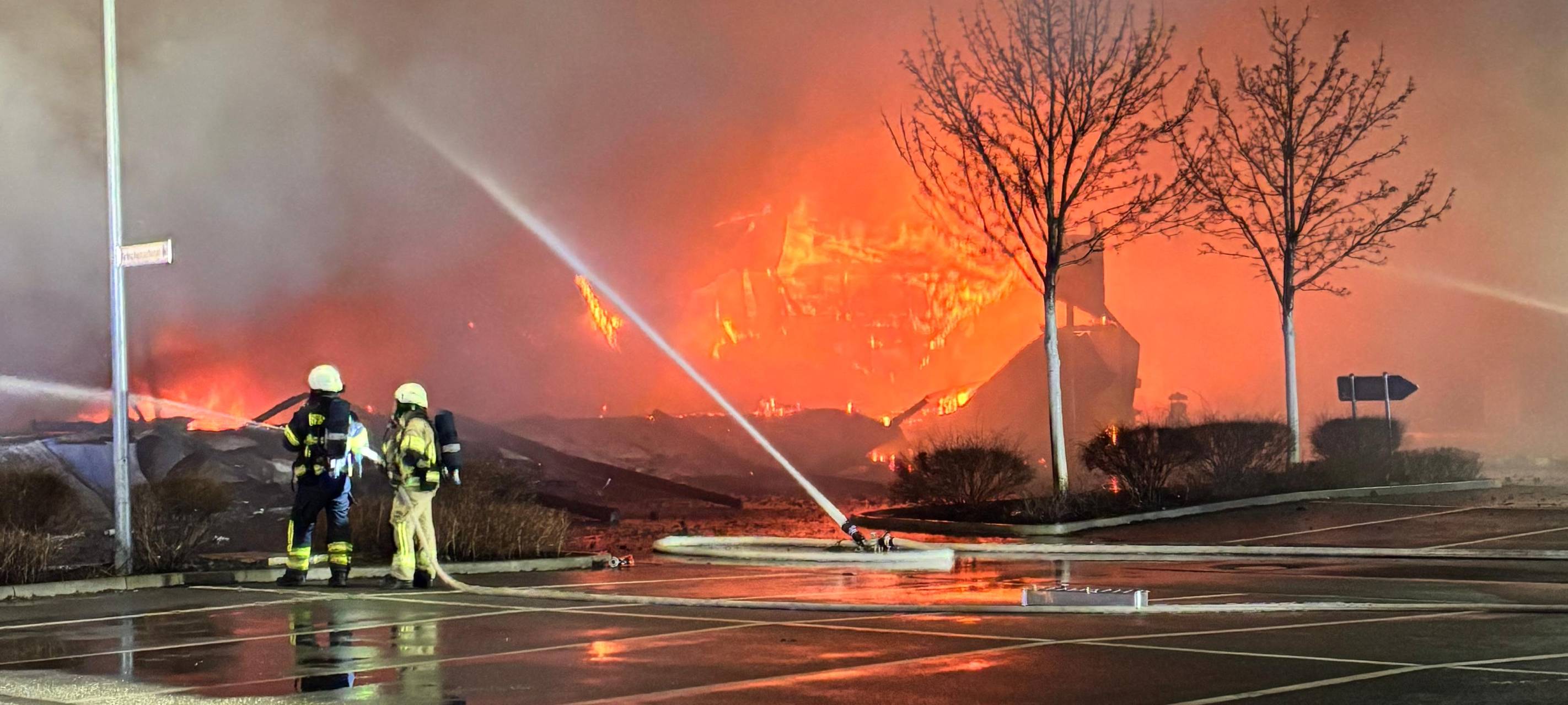 Großbrand der Tennishalle am Dasselwall in Soest