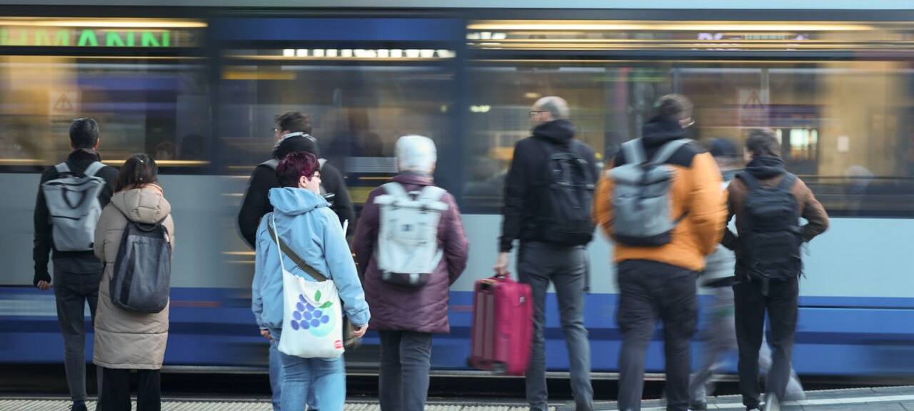 Fahrgäste stehen vor einer Straßenbahn der Leipziger Verkehrsbetriebe (LVB) im morgendlichen Berufsverkehr. Der Ausbau des Bus- und Bahnangebots kommt einer Erhebung im Auftrag der Umweltorganisation Greenpeace zufolge in den meisten deutschen Großstädten kaum voran. Als einzige Großstadt hat Leipzig das Nahverkehrsangebot seit 2023 um mehr als ...