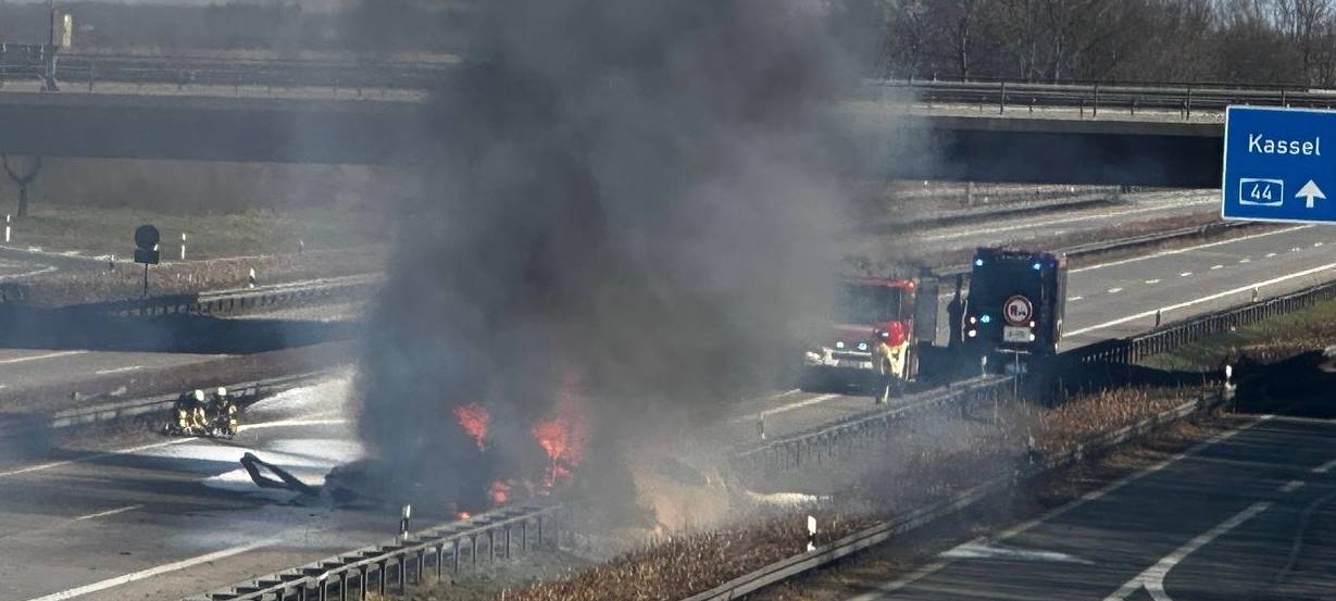A44: LKW-Brand im Kreuz Erwitte-Anröchte