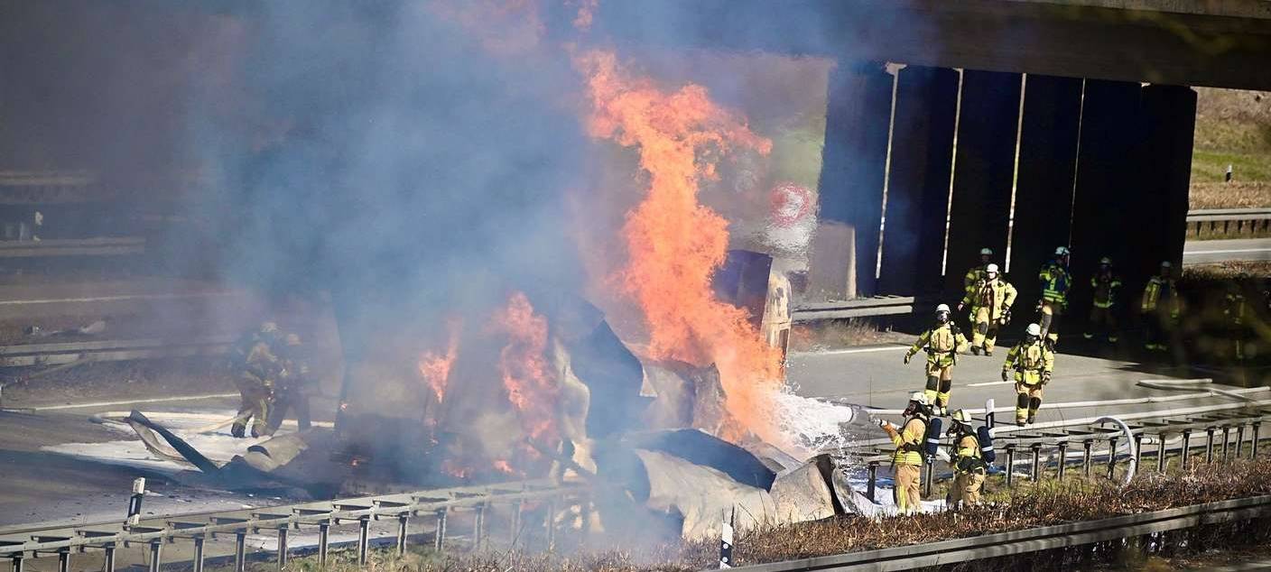 Auf der A44 im Kreuz Erwitte-Anröchte brennt ein LKW.