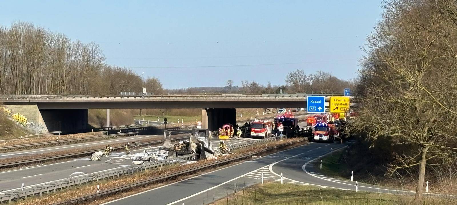A44: LKW-Brand im Kreuz Erwitte-Anröchte