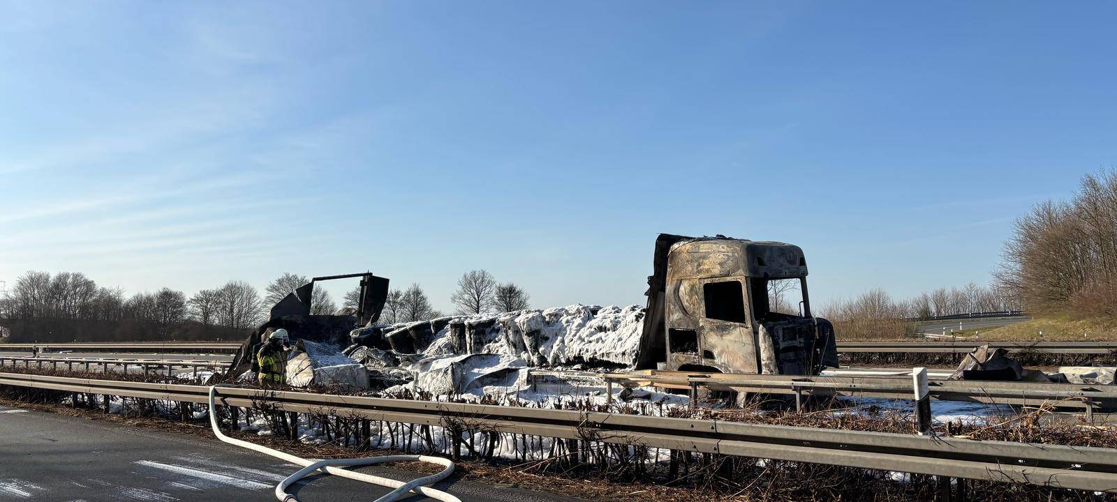 A44: LKW-Brand im Kreuz Erwitte-Anröchte