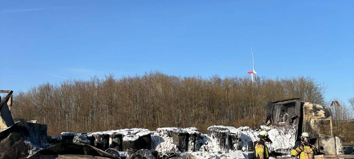A44: LKW-Brand im Kreuz Erwitte-Anröchte