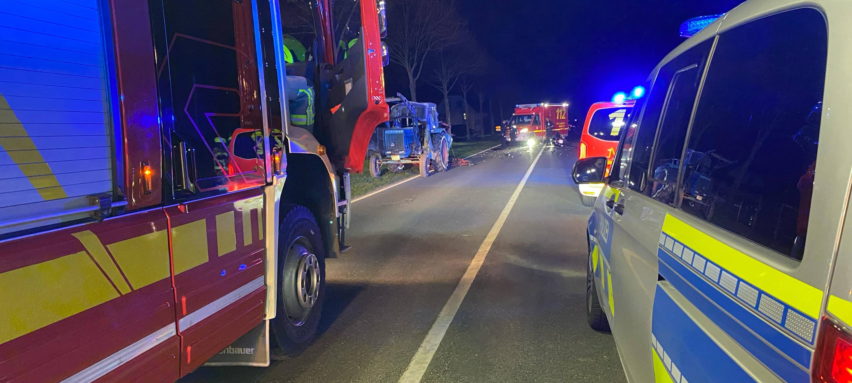 Schwerer Motorradunfall in Werl: Motorrad prallt auf Traktor