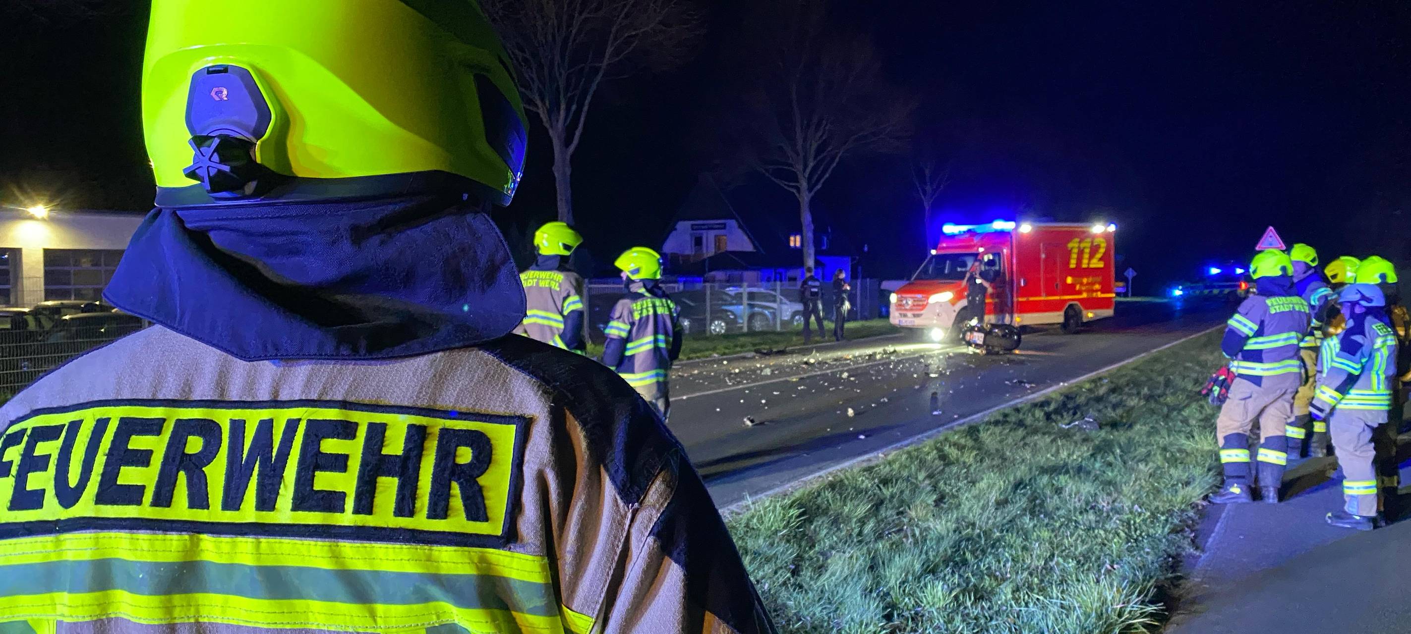 Schwerer Motorradunfall in Werl: Motorrad prallt auf Traktor