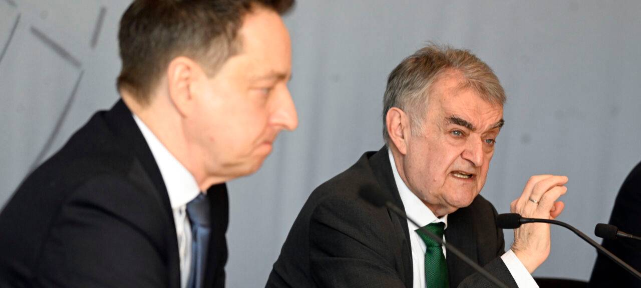 Herbert Reul (CDU,r), Innenminister von Nordrhein-Westfalen, stellt zusammen mit dem Leiter des Verfassungsschutzes Nordrhein-Westfalen, Jürgen Kayser, den Verfassungsschutzbericht 2024 des Landes der Presse vor.