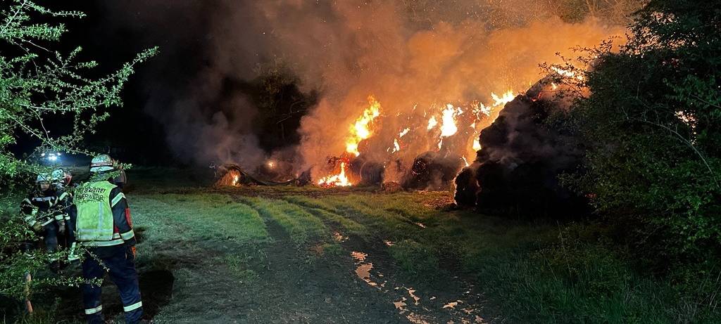 Brand in Lippetal: 200 Strohballen in Lippborg in Flammen