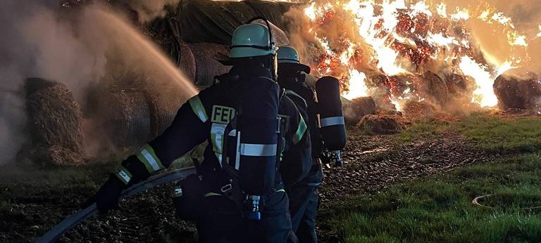 Brand in Lippetal: 200 Strohballen in Lippborg in Flammen