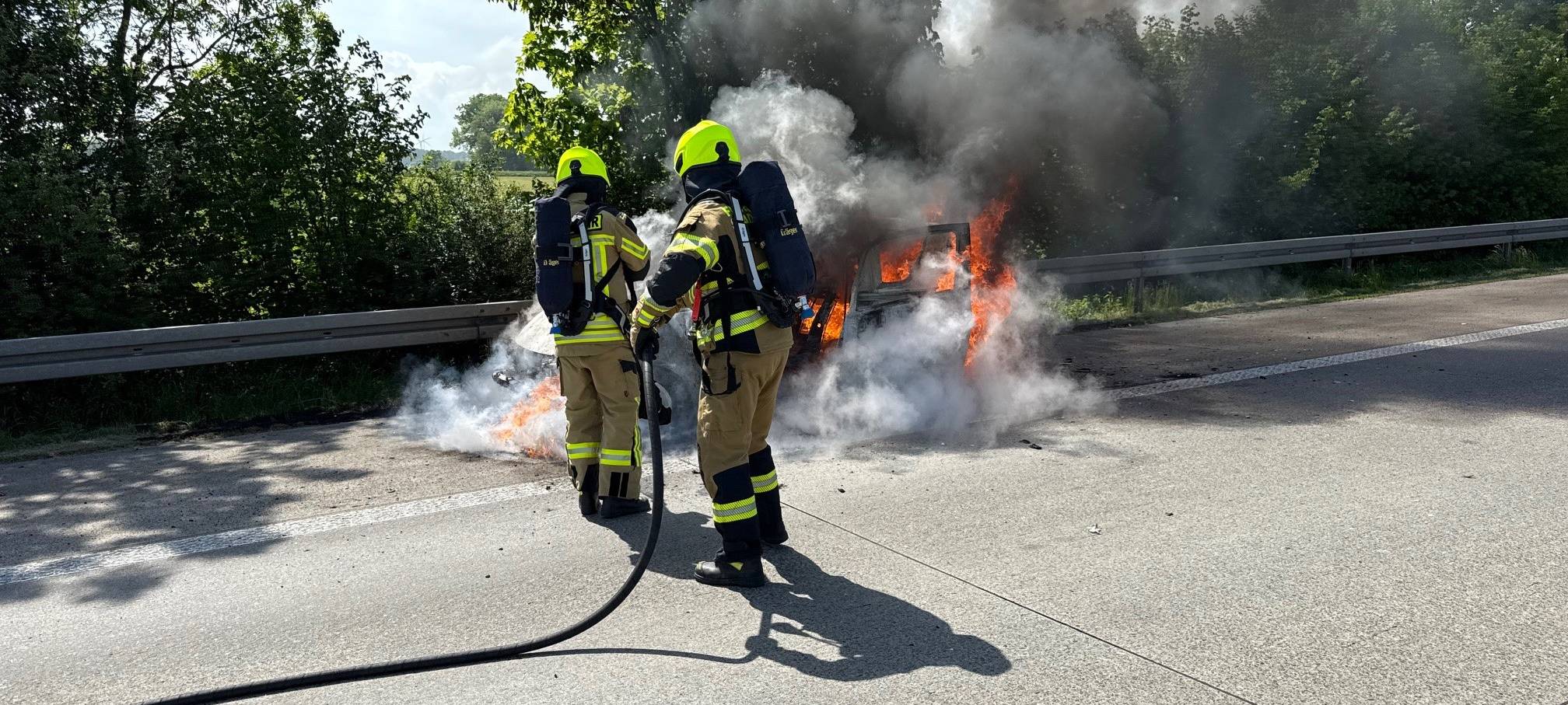 Auf der A44 hat am Mittwochmittag (07.05.) ein Auto gebrannt.