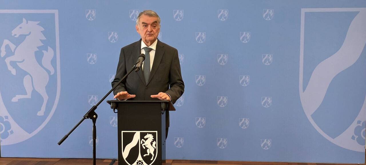 Der nordrhein-westfälische Innnenminister Herbert Reul (CDU) bei einer Pressekonferenz