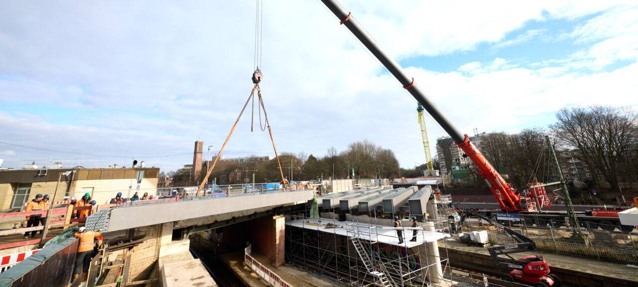 Der Bau einer Brücke ist auf dem Bild zu erkennen.