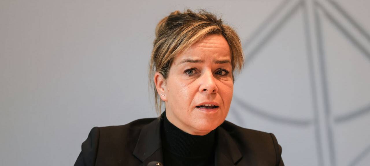 Mona Neubauer (Grüne), Wirtschaftsministerin, spricht auf einer Pressekonferenz der Landesregierung im Landtag.