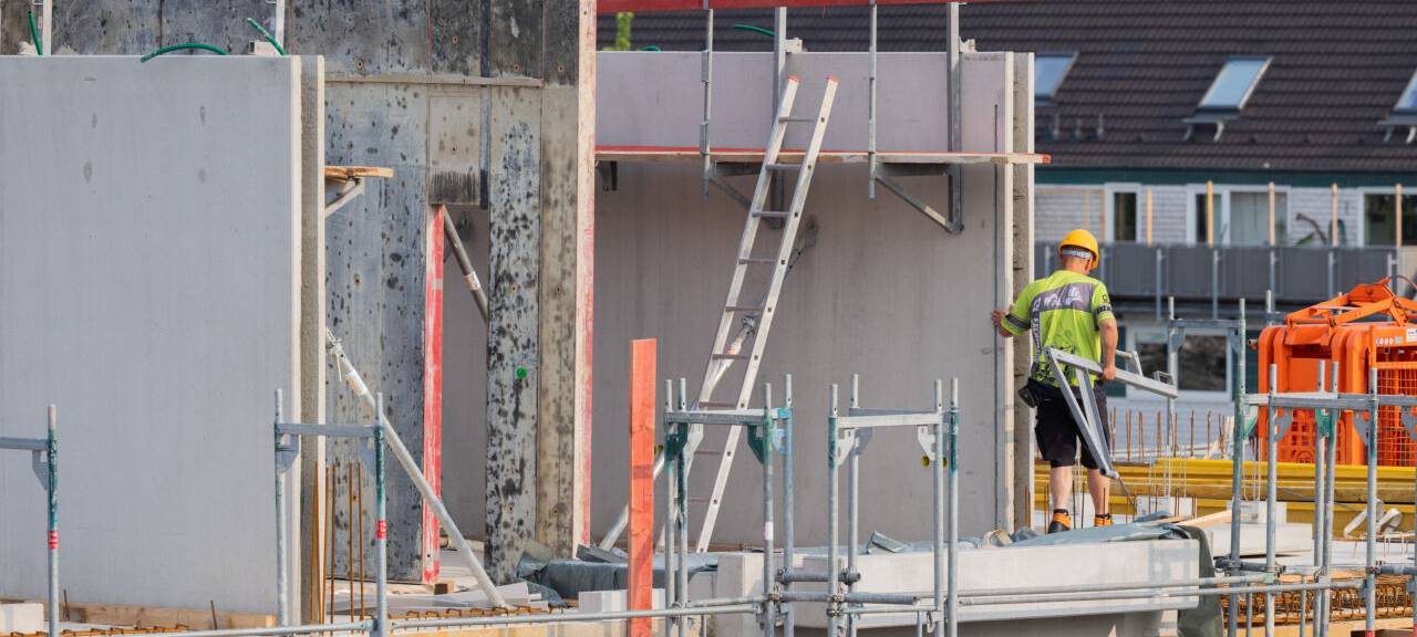 Bauarbeiter arbeiten an einem Rohbau für Eigentumswohnungen im Stadtteil Ehrenfeld. Die Zahl der Baugenehmigungen ist erstmals nach langer Zeit wieder gestiegen.