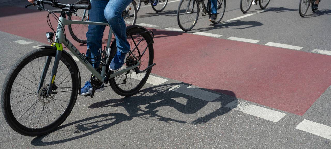 Radler fahren über die Leopoldstraße. Mehrere tausend Menschen nahmen unter dem Motto «Einfach aufsteigen, sicher ankommen – Radinfrastruktur in Autobahn-Qualität!» an der ADFC-Radsternfahrt teil, die durch weite Teile Münchens führte.
