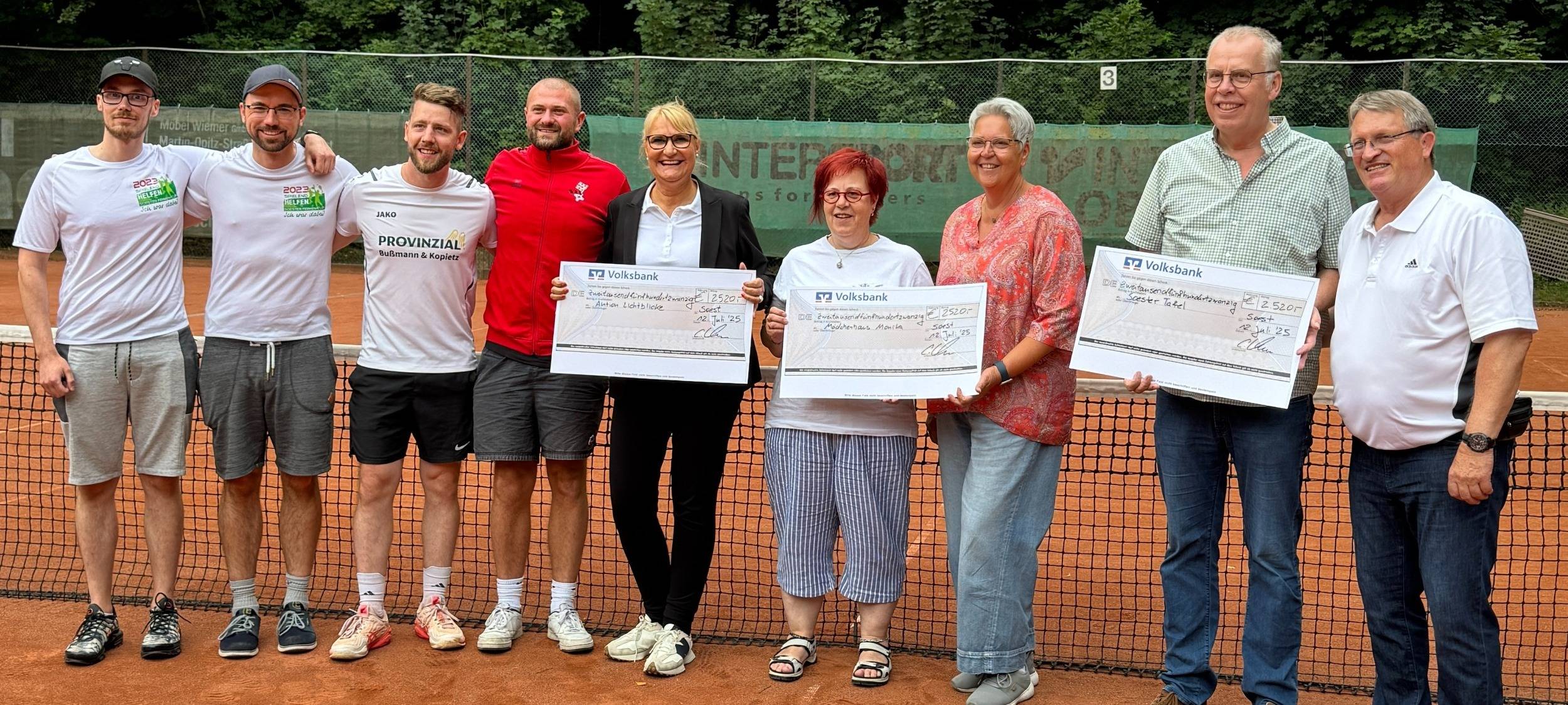 Scheck-Übergabe: Beim Tennis-Benefizturnier in Soest wurden Spenden für die Aktion Lichtblicke gesammelt.
