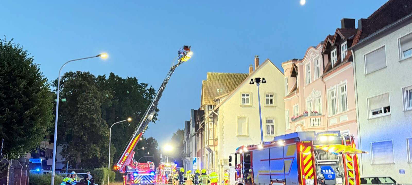 Die Werler Feuerwehr im Einsatz in der Innenstadt.