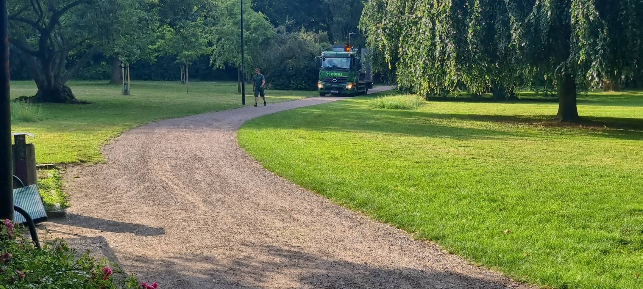 Ein Bagger fährt in den Kurpark in Werl, um die Bombenverdachts-Untersuchung vorzubereiten.
