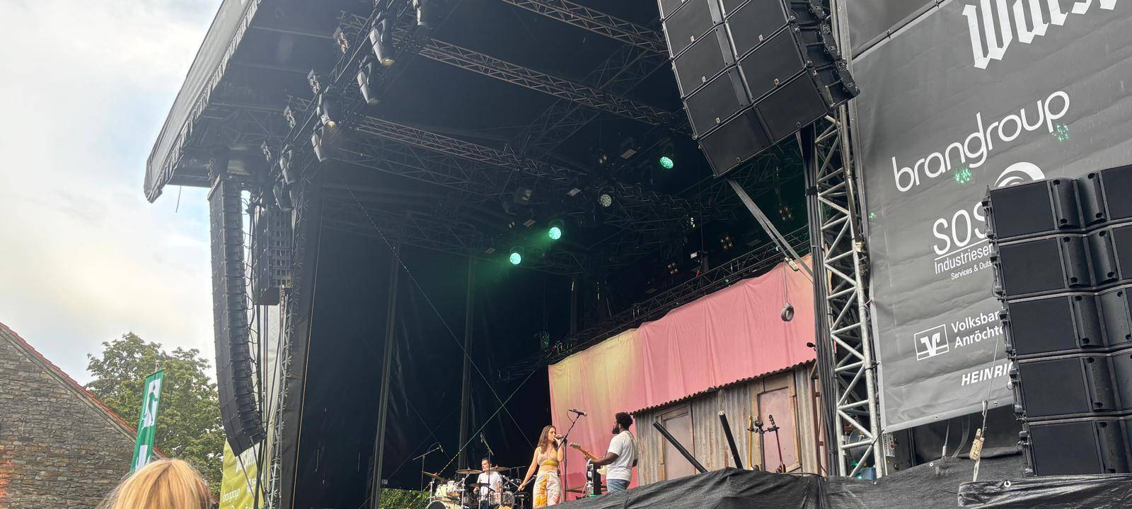 Alice Merton sorgt auch für gute Stimmung trotz des Regens