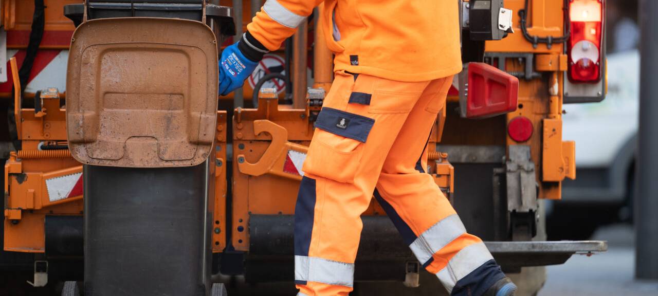 Ein Mitarbeiter der Technischen Betriebsdienste Reutlingen (TBR) leert in der Innenstadt eine Biomülltonne.