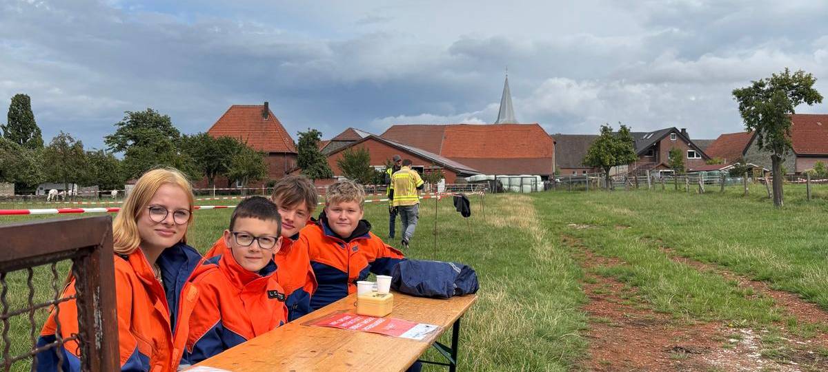 An den Parkplätzen sorgt die Freiwillige Feuerwehr Anröchte für Ordnung. Parken ist kostenlos, aber sie freuen sich über eine Spende!