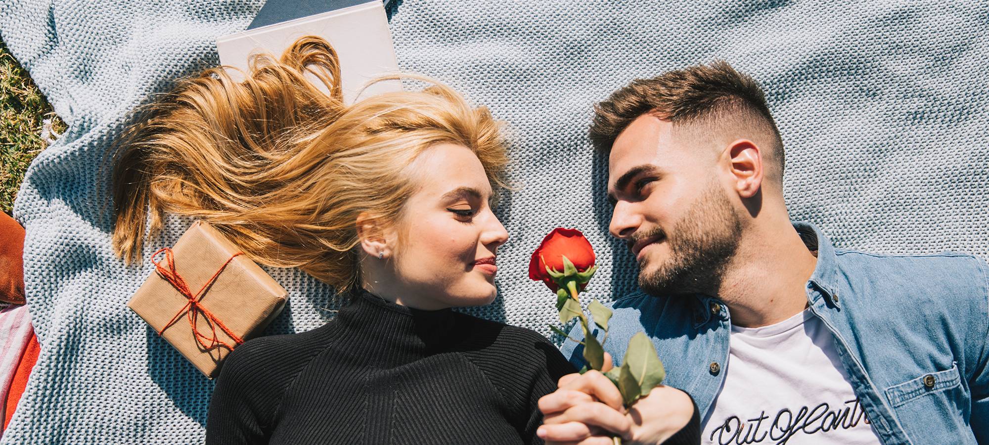 Paar mit Herz in der Hand.