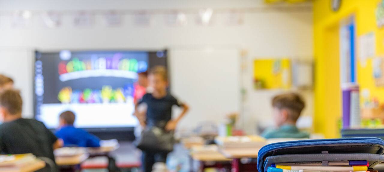 Kinder sitzen am ersten Schultag nach den Sommerferien in ihrem Klassenraum in der Schiebell-Grundschule Drebkau im Spree-Neiße-Kreis.