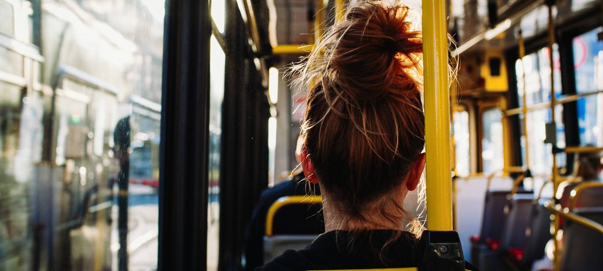 Symbolbild: Frau sitzt im Bus