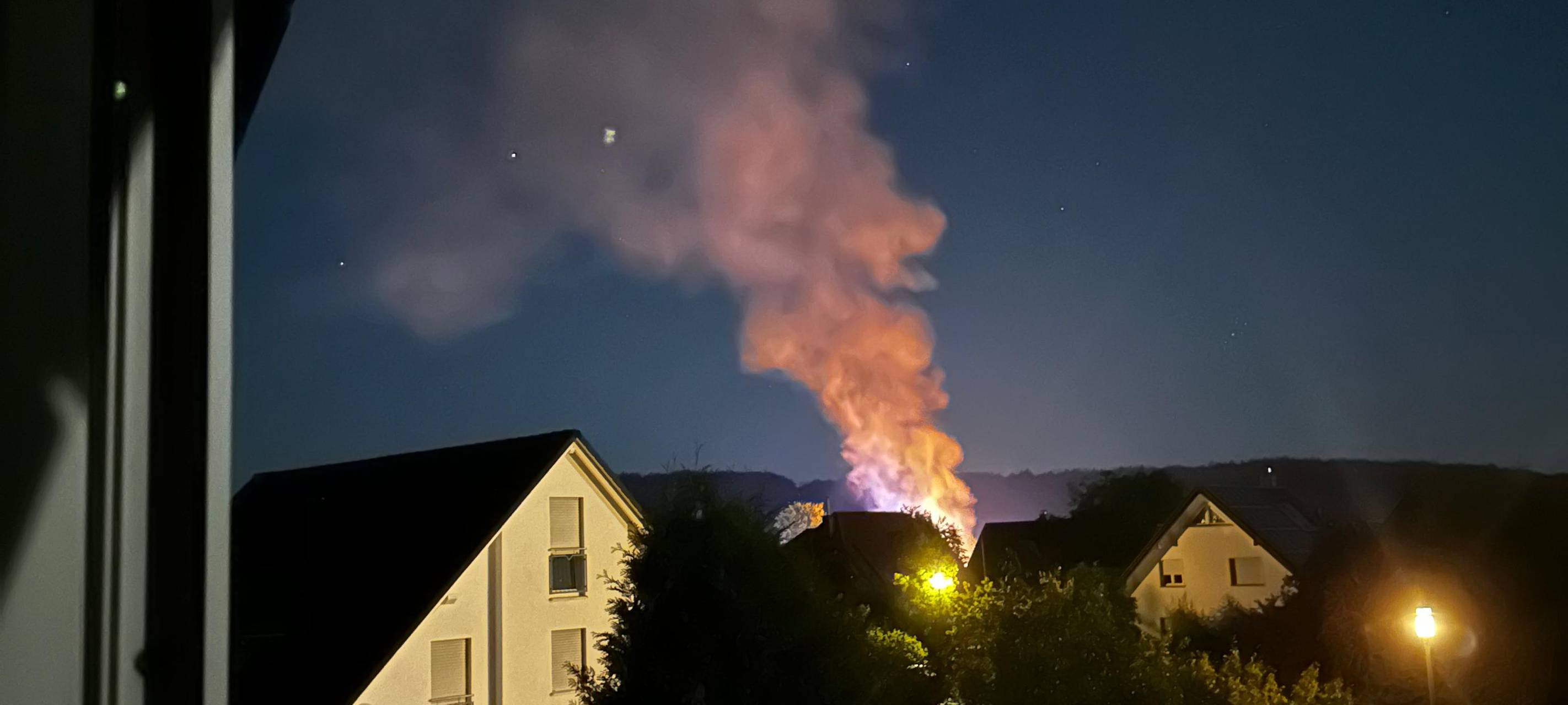 Strohballenbrand sorgt für Rauch in Körbecke