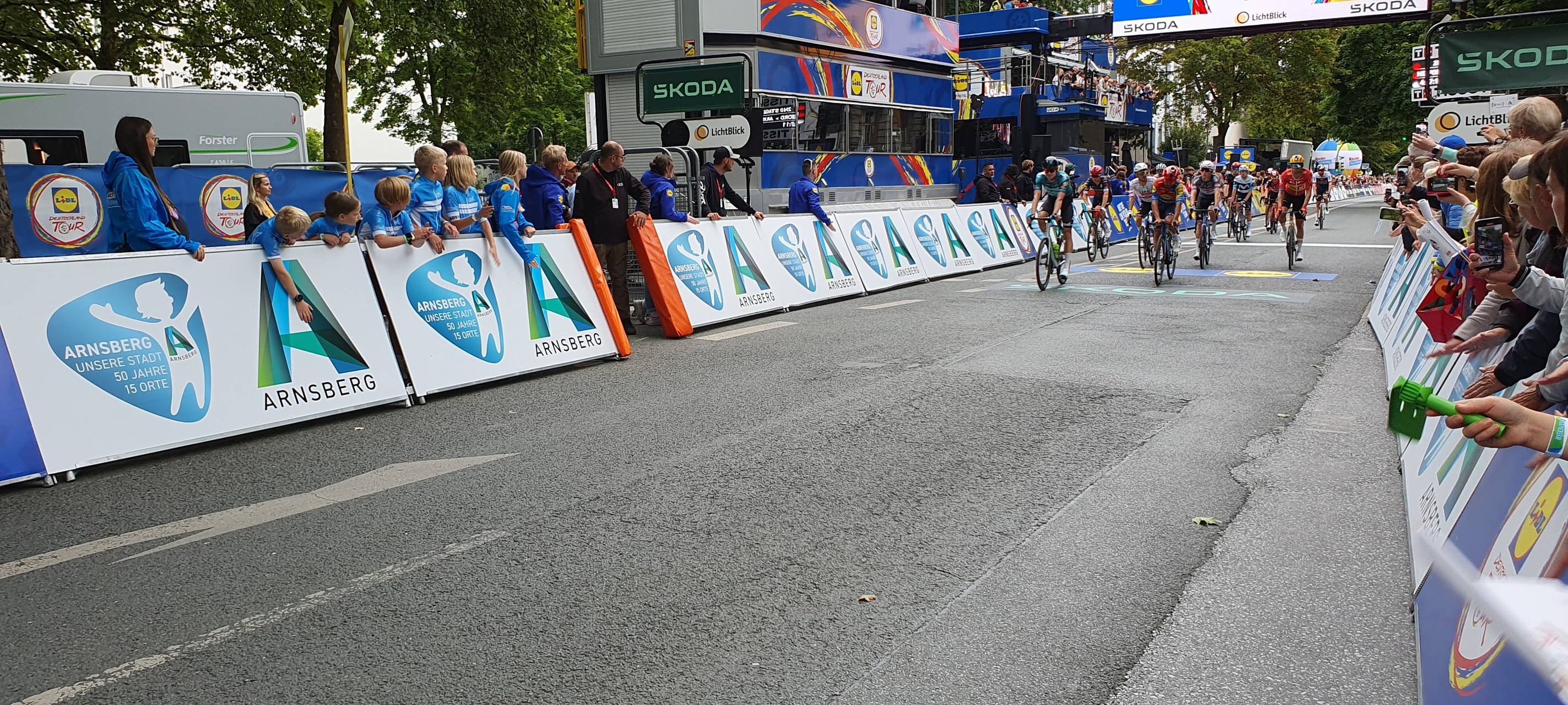 Die Deutschland Tour 2025: Zieleinlauf bei der 2. Etappe nach Arnsberg-Neheim.