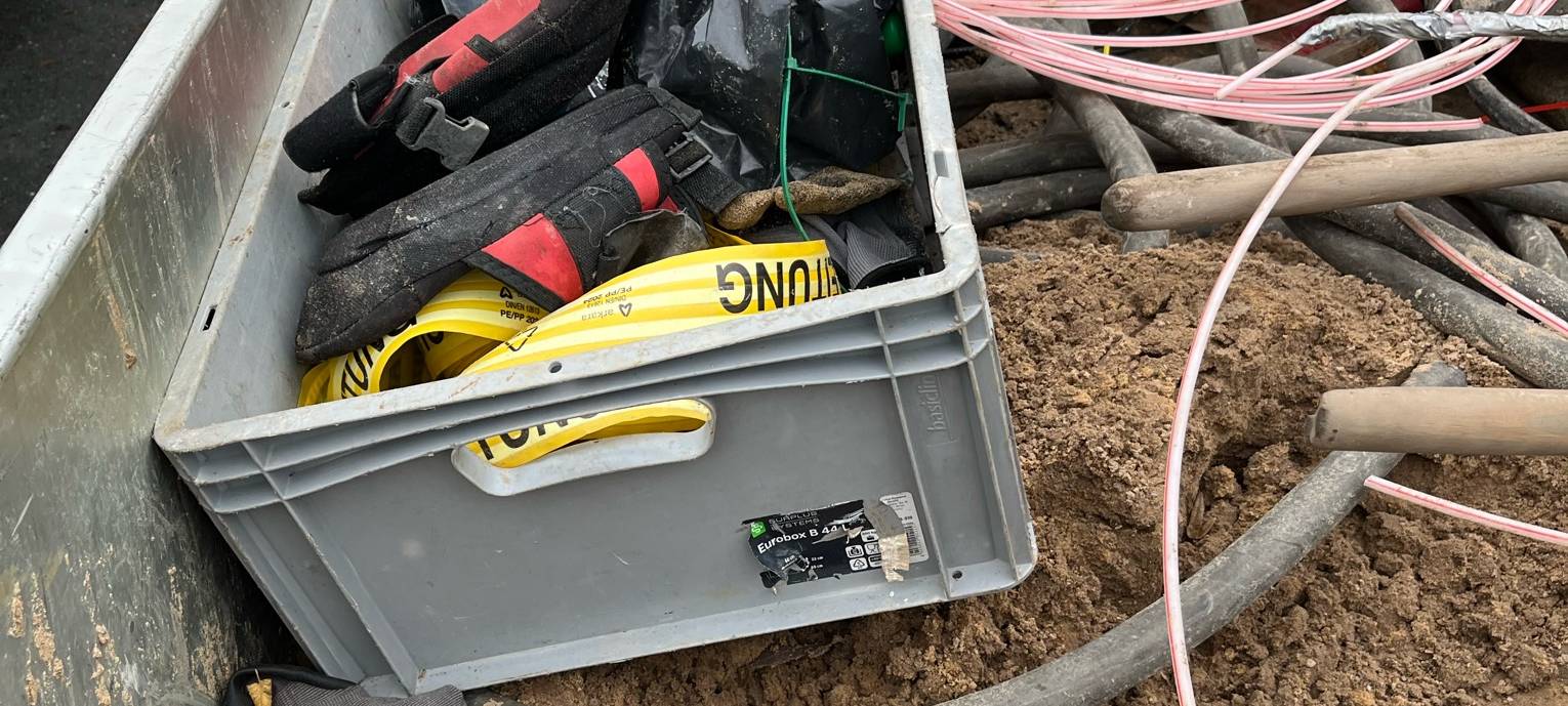 Der LKW war stark beladen, hatte seine Ladung aber nicht gesichert.